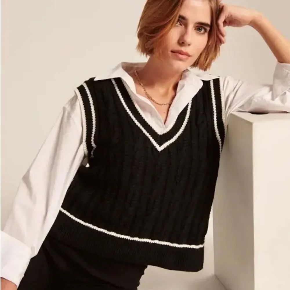 Abercrombie + Fitch Cropped V Neck Sweater Vest